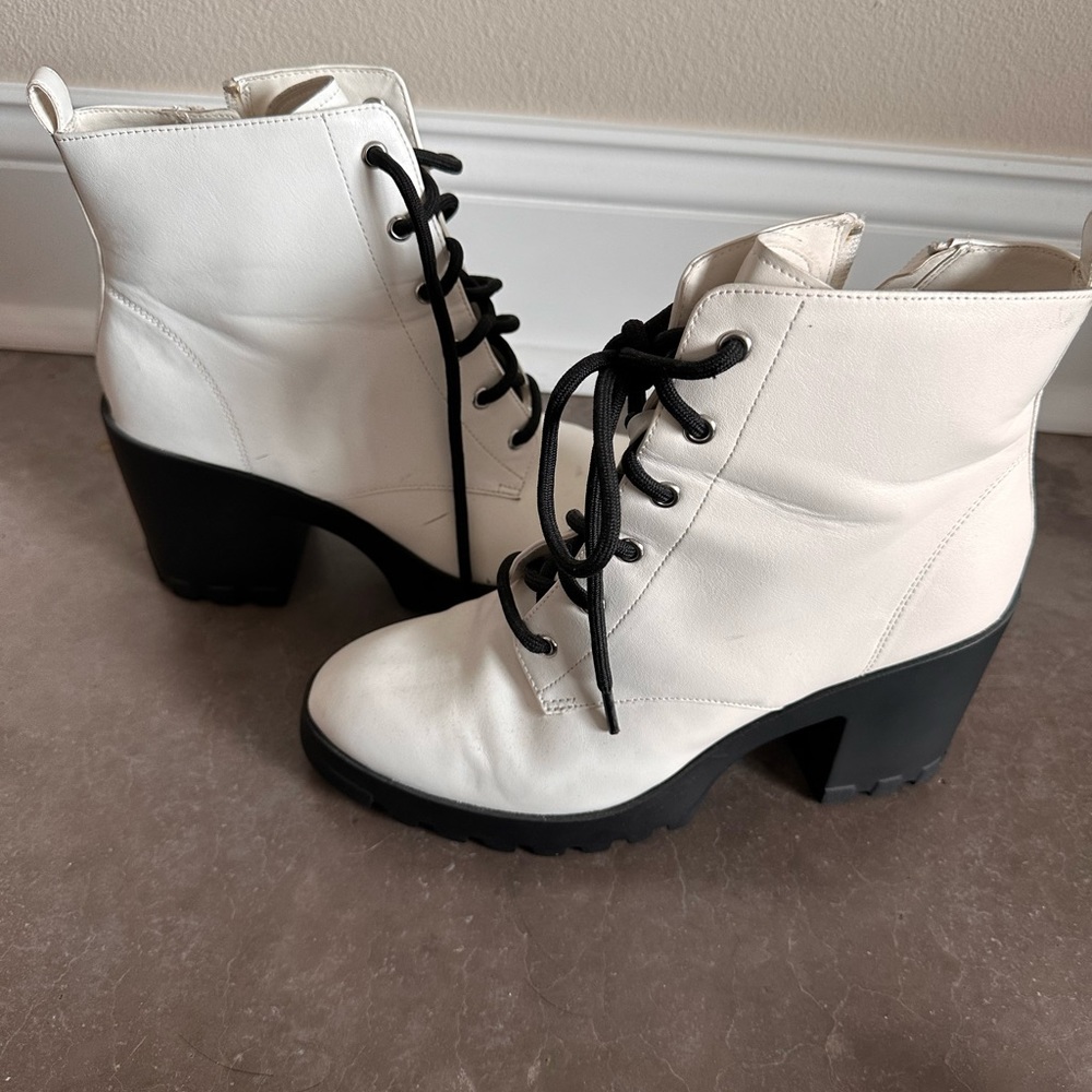 White boot - Picture 2 of 3